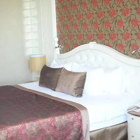 Aska Lara & Hotel