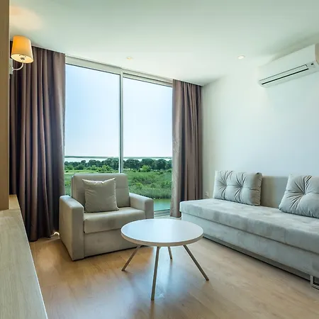 Aska Lara & Hotel